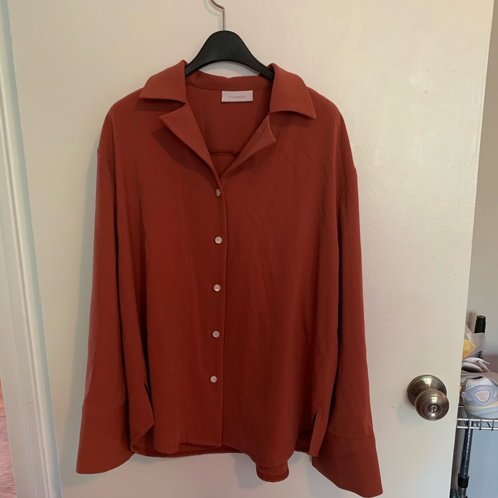 W Concept red shirt